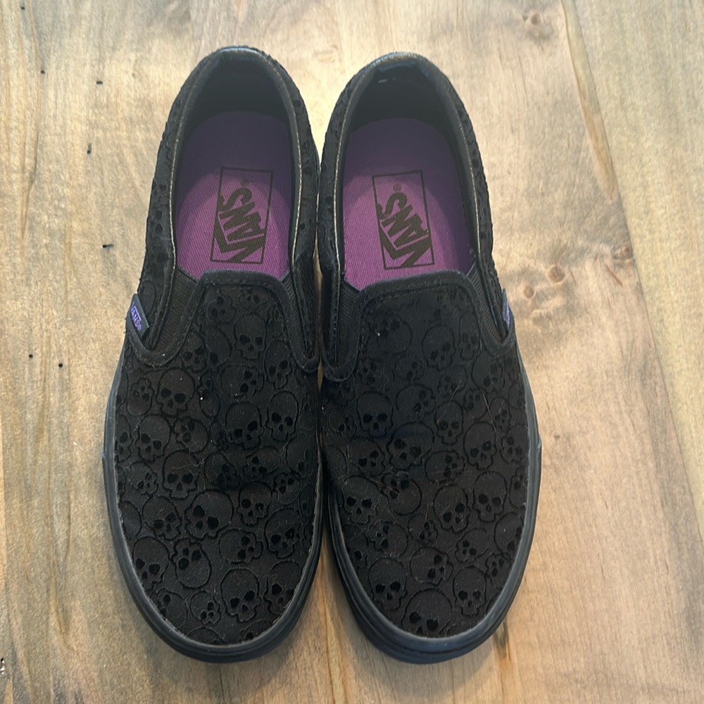 Black Skull Vans Slip on